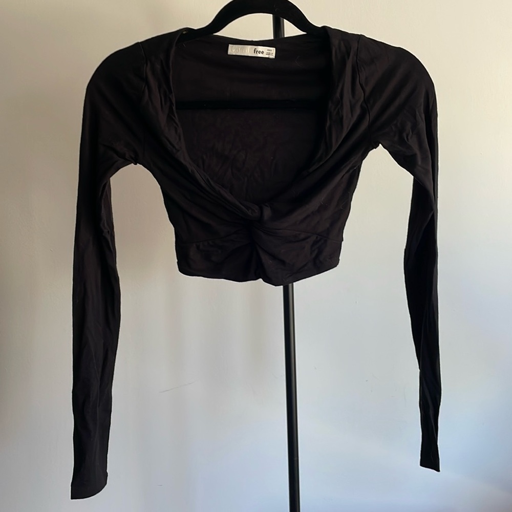 Aritzia v-neck knotted crop top in black (XXS)